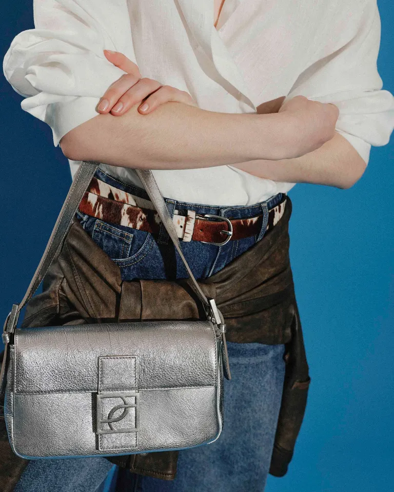 Cartera al Hombro Signature en Cuero Graneado Metalizado de Prüne en Bolsos y Carteras para argentina