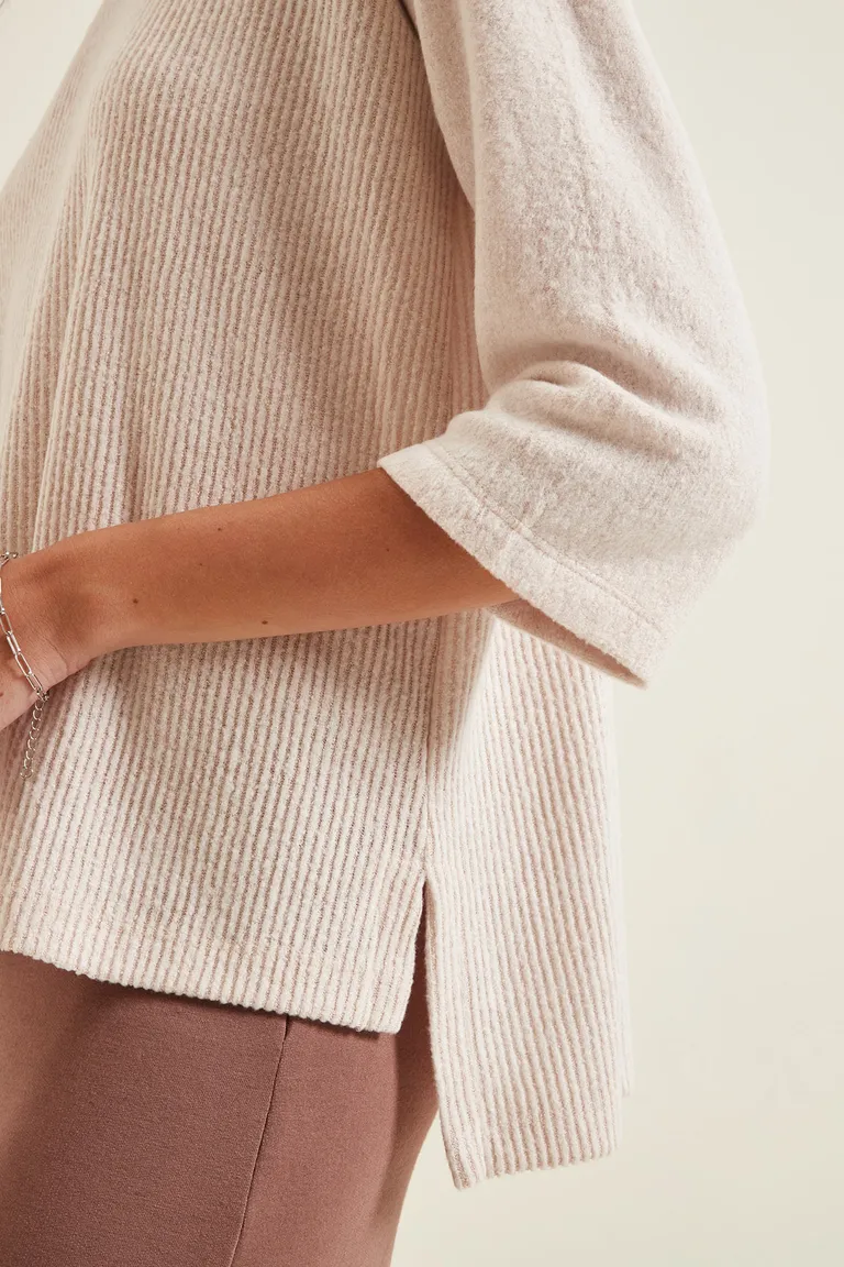 Polera de cuello alto con mangas ranglán y detalle de ruedo irregular con aberturas laterales de Cuesta Blanca en Buzos y Sweaters para argentina