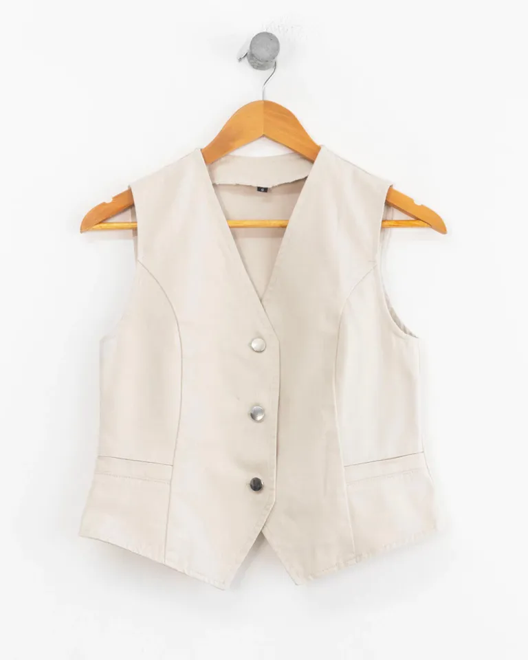 Chaleco sin mangas con botones de metal, perfecto para un look sofisticado y elegante de Sky en Chalecos para argentina