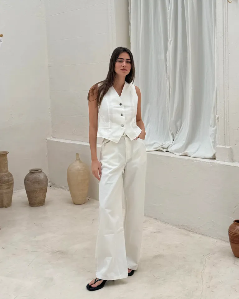 Chaleco sin mangas con botones de metal, perfecto para un look sofisticado y elegante de Sky en Chalecos para argentina