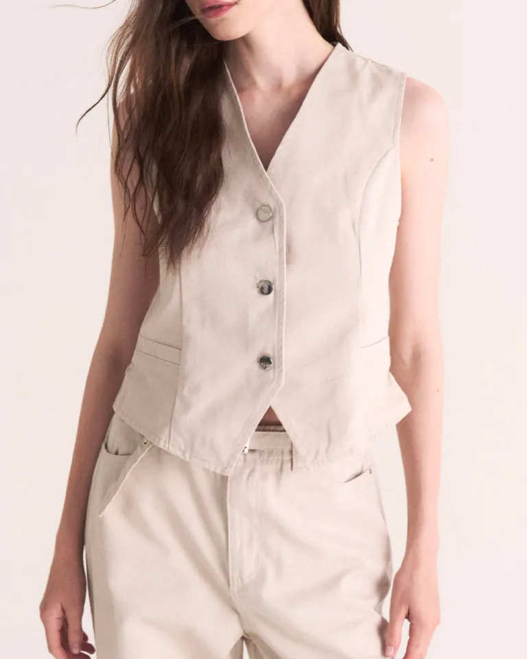 Chaleco sin mangas con botones de metal, perfecto para un look sofisticado y elegante de Sky en Chalecos para argentina