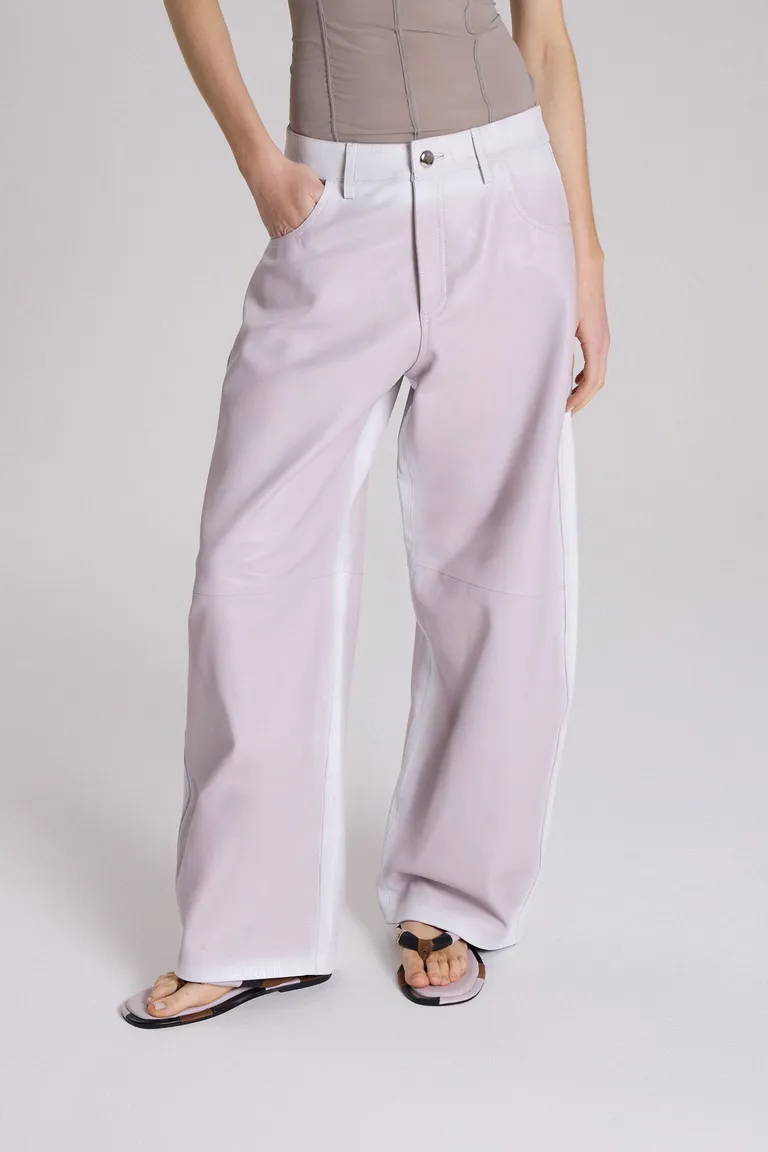 Pantalón rosa con pliegues, estilo jeanero, cintura media de Maria Cher en Pantalones para argentina
