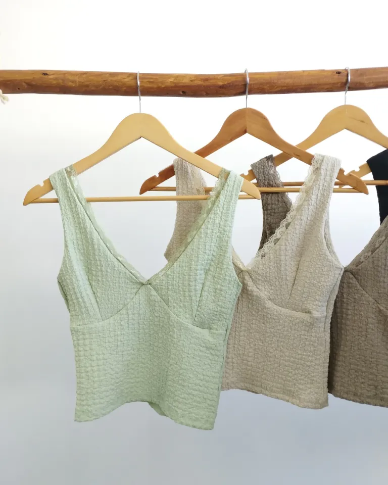 Prenda superior de diseño con cuello en V y detalles de puntilla de Lemmon en Tops para argentina