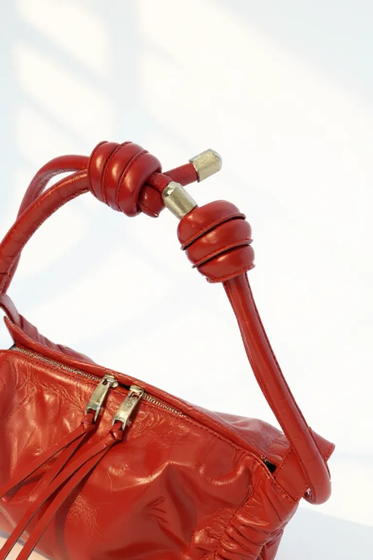 Bandolera de cuero roja con correas ajustables y bolsillo interno de Maria Cher en Bolsos y Carteras para argentina