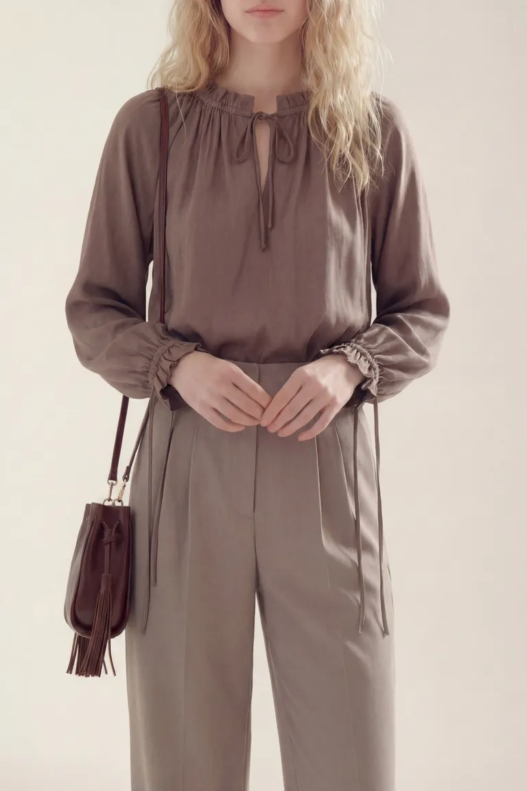 Blusa de mangas largas con cuello lazo y puños ajustados de Akiabara en Blusas para argentina