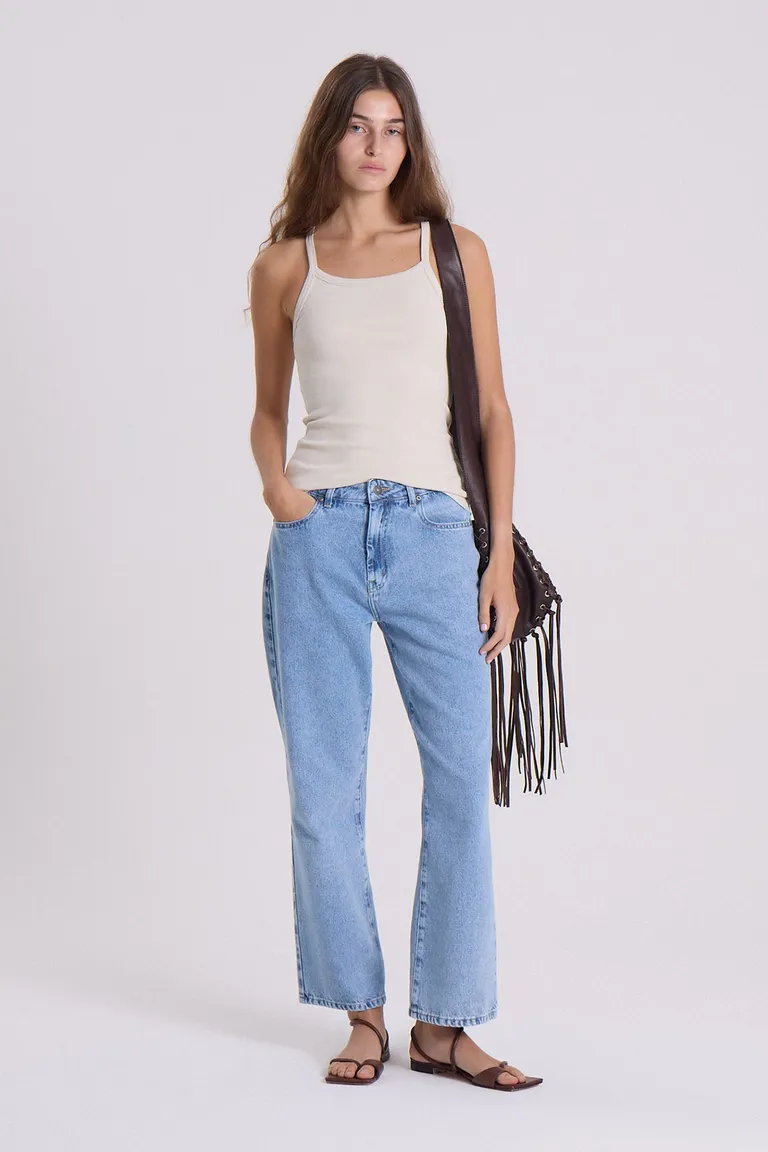 Musculosa halter entallada con bordado en relieve en espalda y escote recto de Maria Cher en Tops para argentina