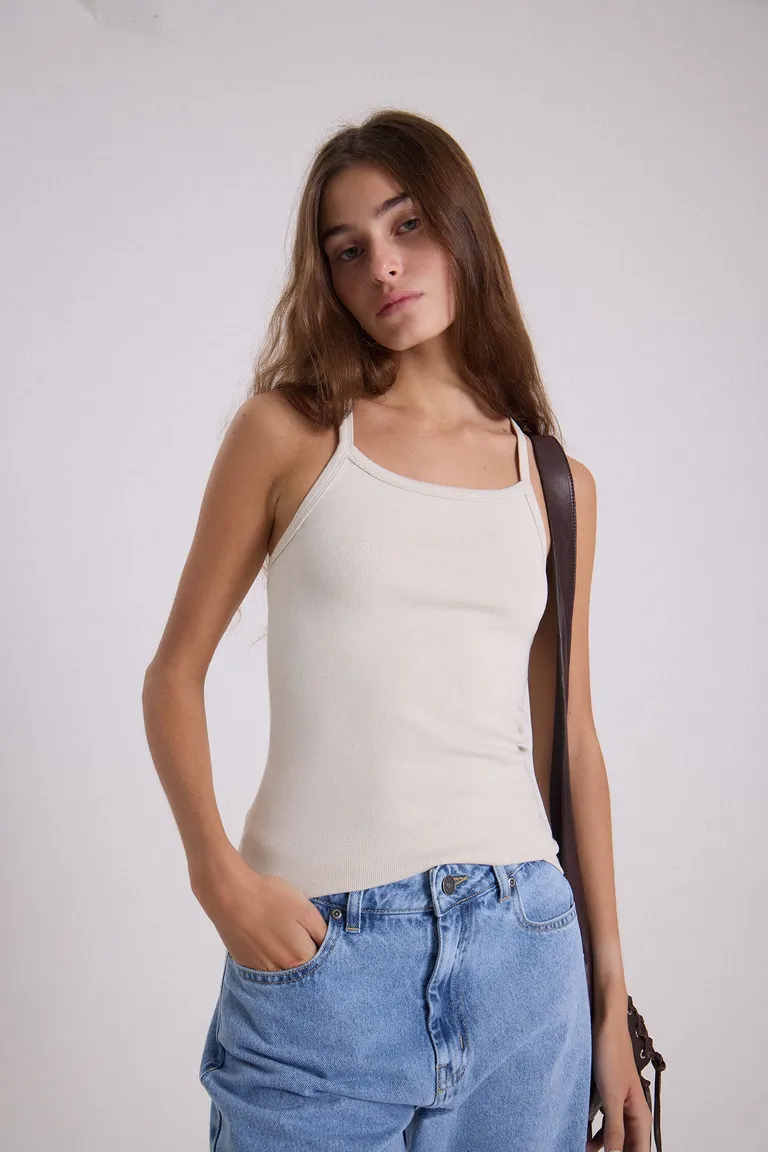 Musculosa halter entallada con bordado en relieve en espalda y escote recto de Maria Cher en Tops para argentina
