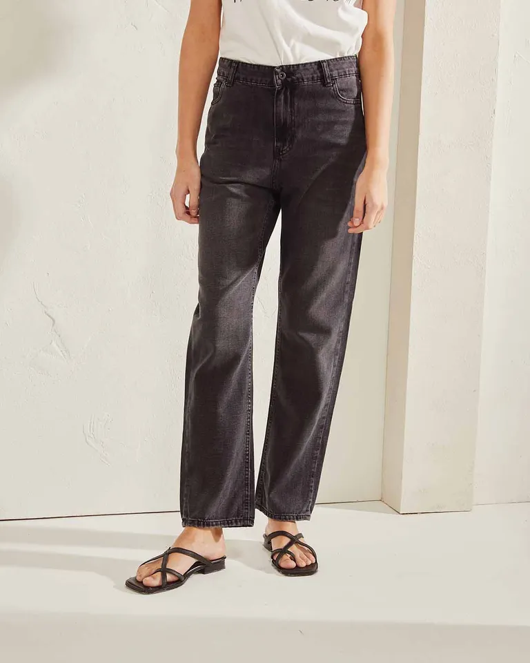 Jeans de tiro alto y corte boot cut en color negro usado con bordado de marca de Wanama en Pantalones para argentina