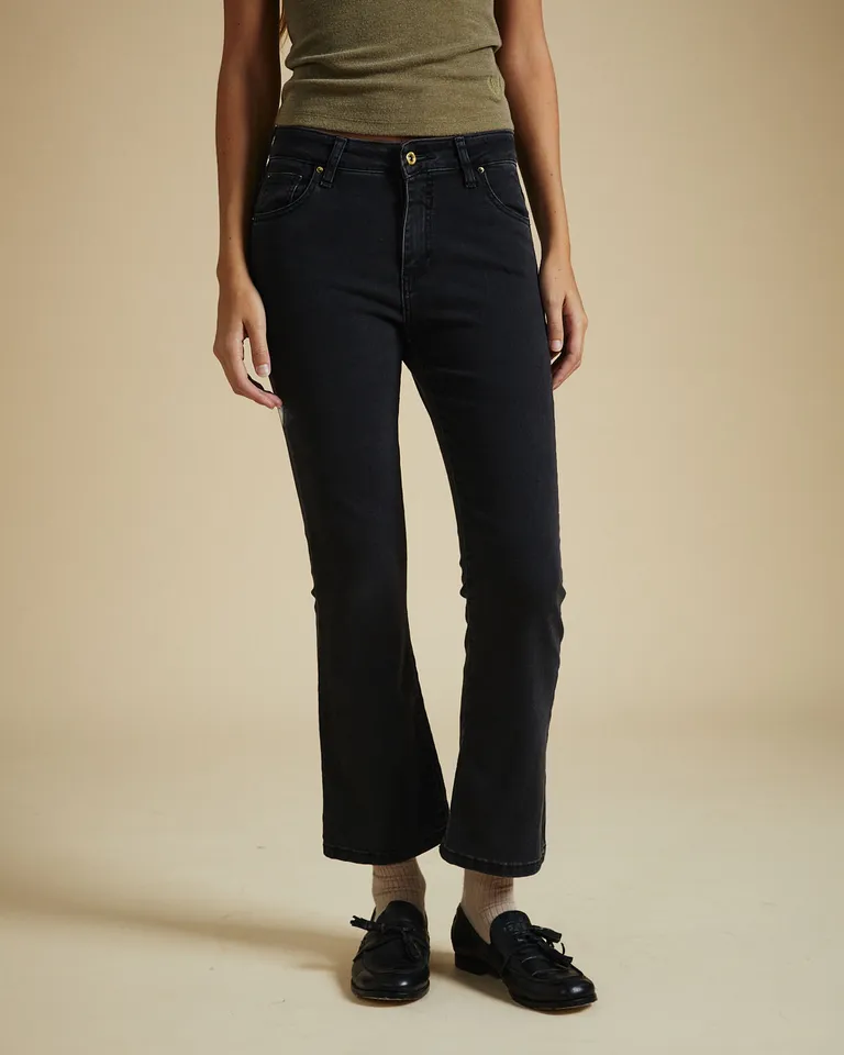 Jeans de tiro alto y corte boot cut en color negro usado con bordado de marca de Wanama en Pantalones para argentina