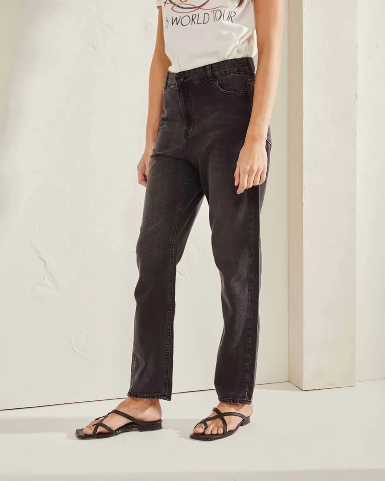 Jeans de tiro alto y corte boot cut en color negro usado con bordado de marca de Wanama en Pantalones para argentina
