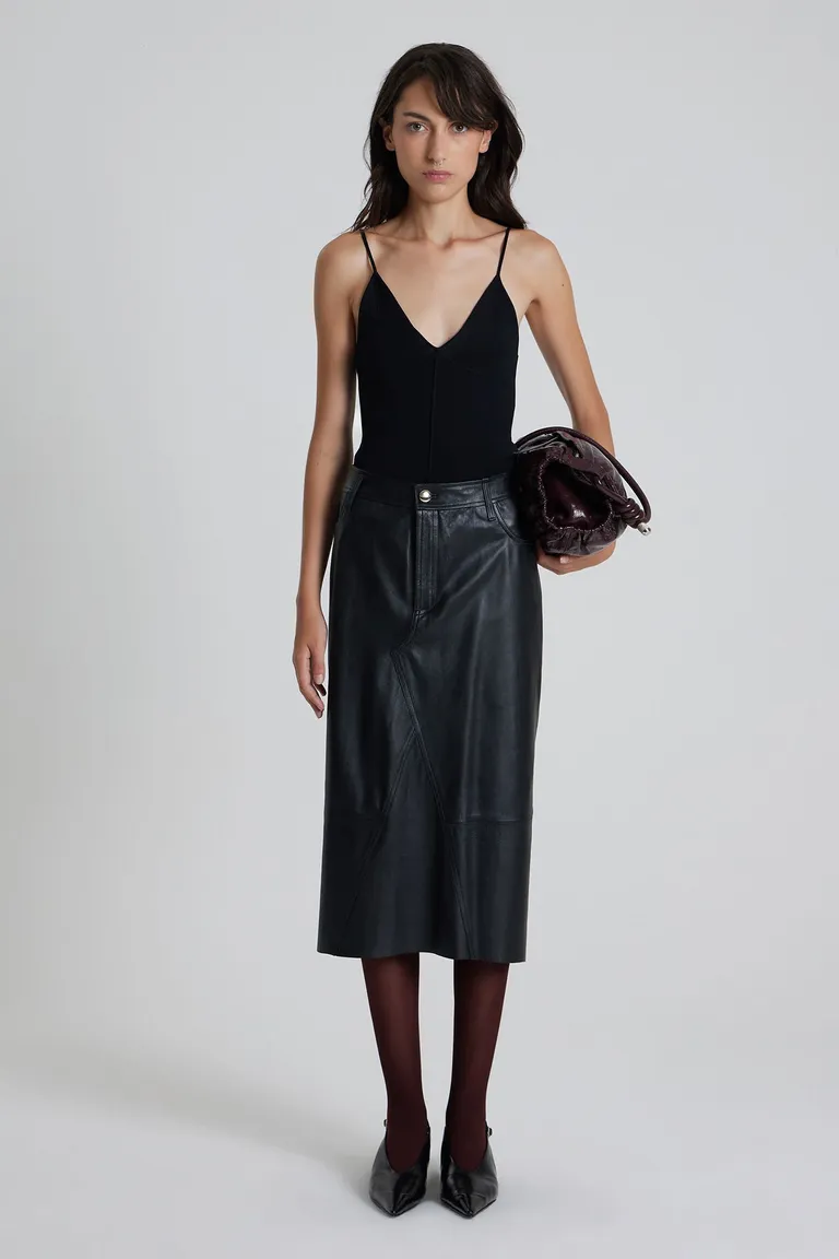 Top negro de corte acuario con escote en V y tiritas finas de Maria Cher en Tops para argentina