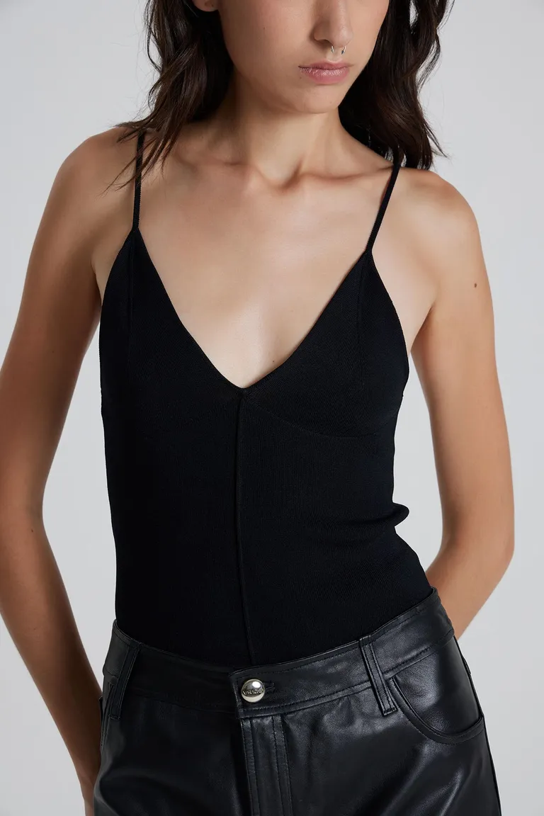 Top negro de corte acuario con escote en V y tiritas finas de Maria Cher en Tops para argentina