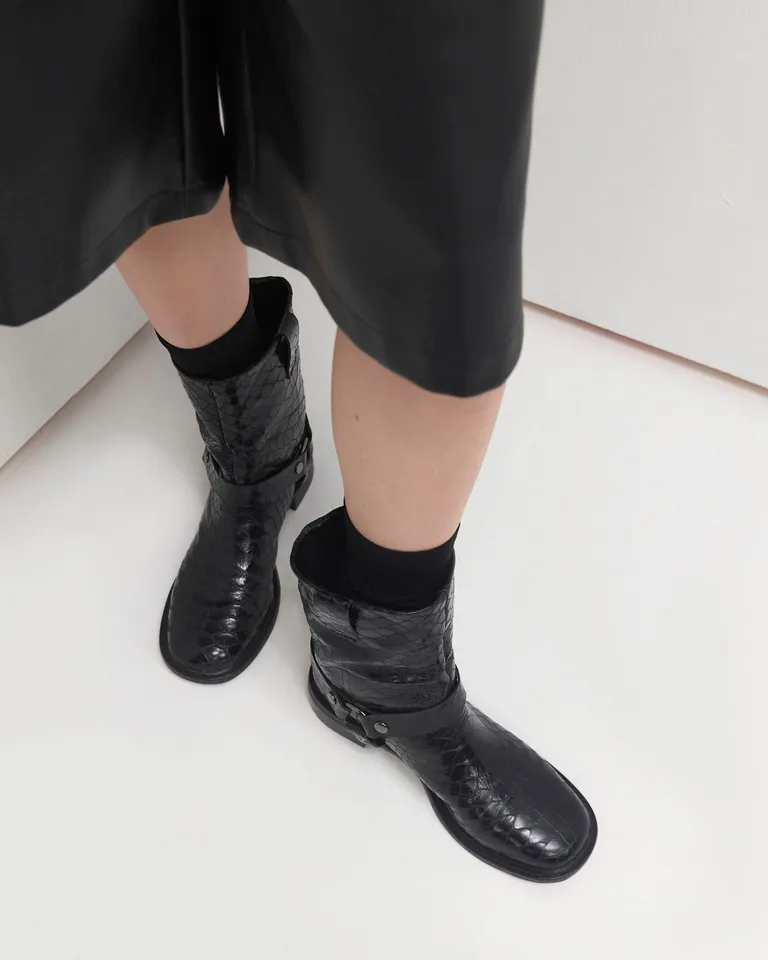Botas de caña media biker en cuero python con herrajes en estribo de Prüne en Botas y Botinetas para argentina
