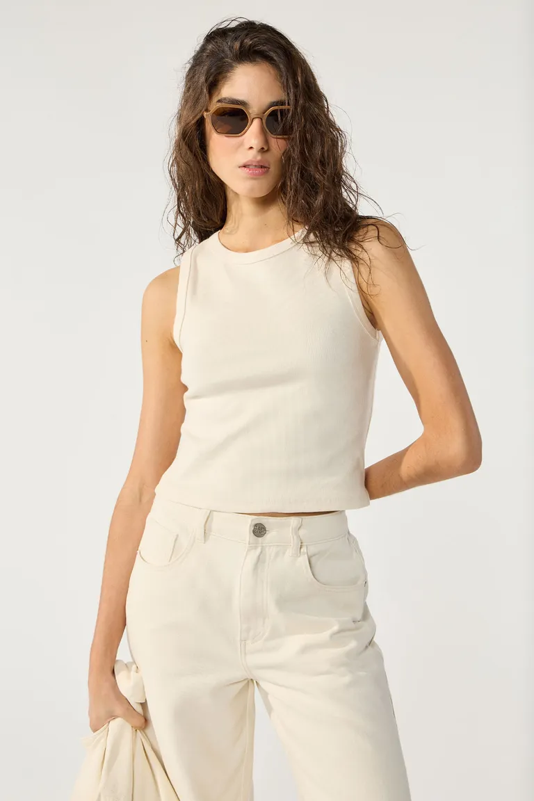 Musculosa blanca lisa al cuerpo, escote redondo con vivos anchos de Cuesta Blanca en Tops para argentina