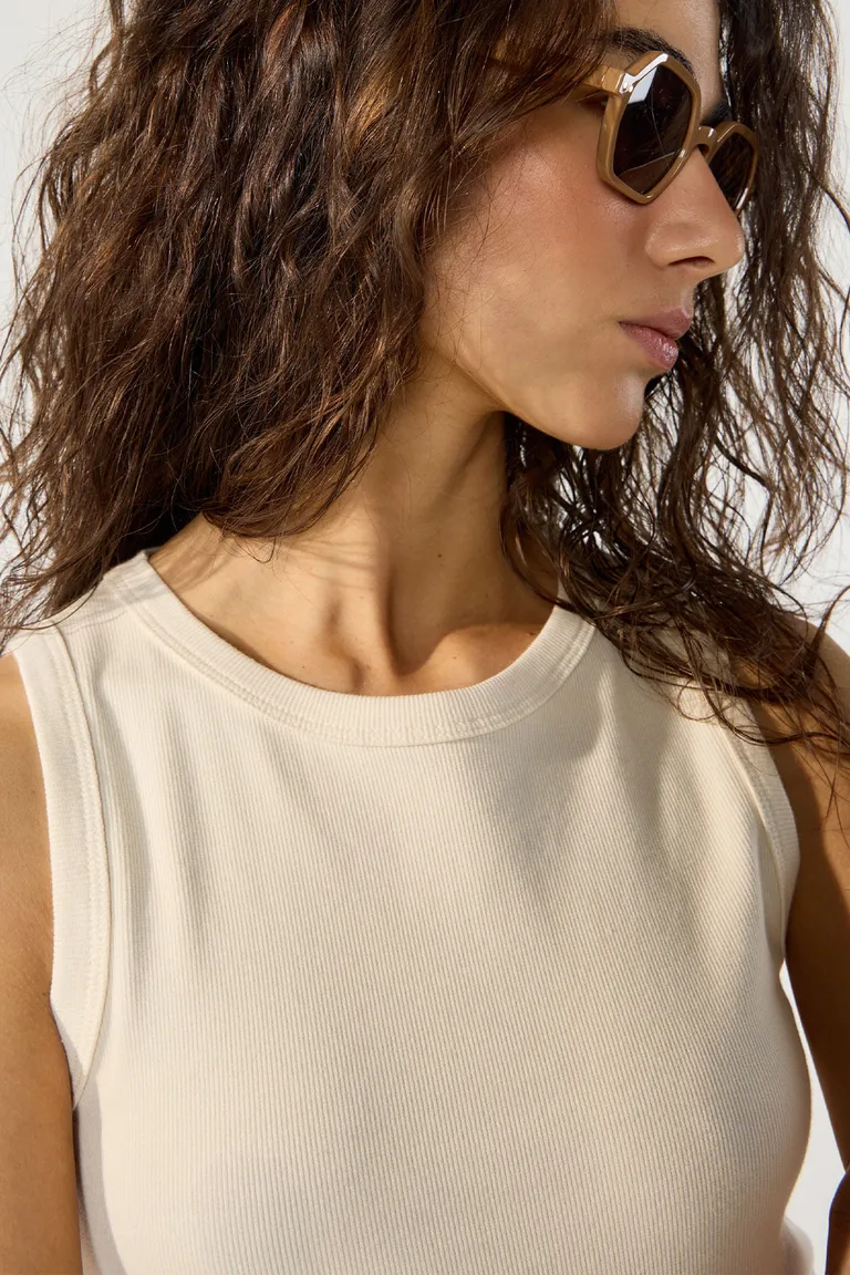 Musculosa blanca lisa al cuerpo, escote redondo con vivos anchos de Cuesta Blanca en Tops para argentina
