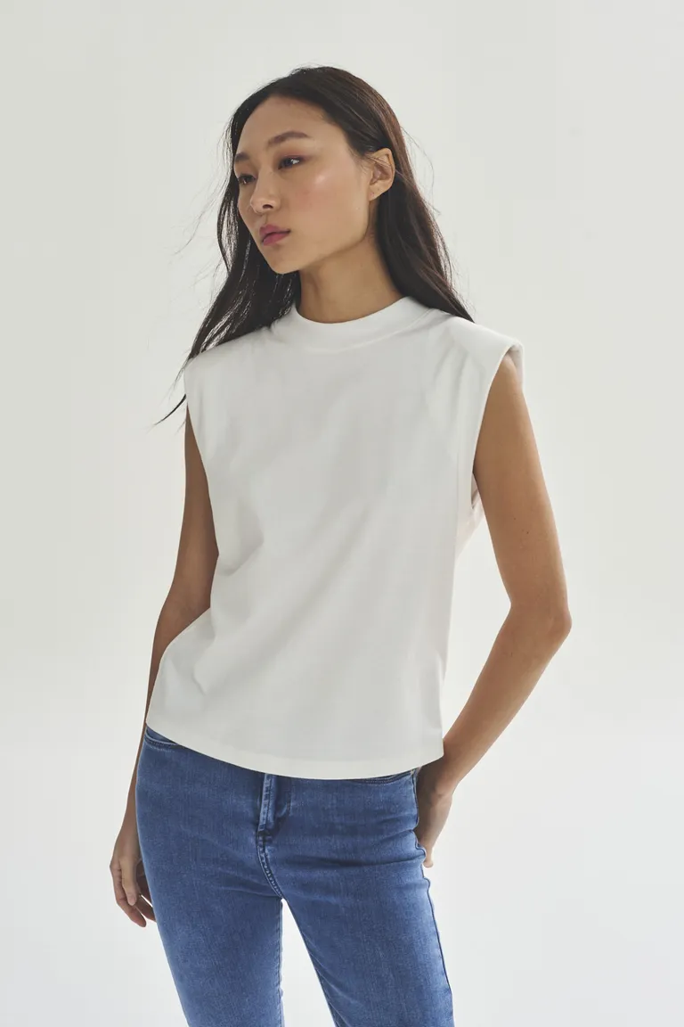 Remera básica de corte recto y cuello redondo para mujer de Akiabara en Remeras para argentina