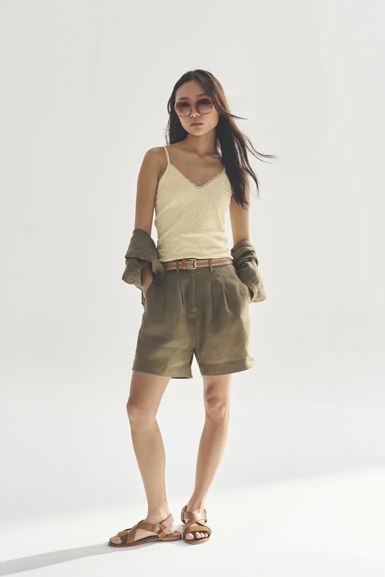 Top de tirantes finos de diseño minimalista en tono beige de Akiabara en Tops para argentina