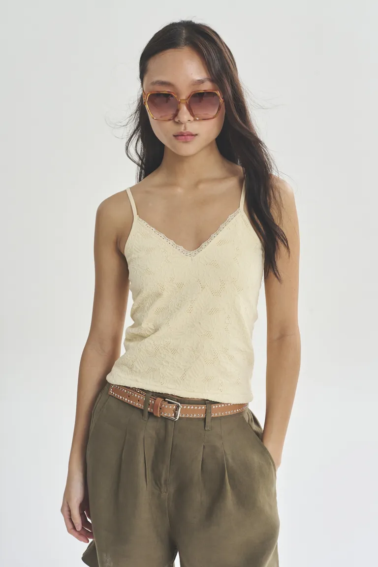 Top de tirantes finos de diseño minimalista en tono beige de Akiabara en Tops para argentina