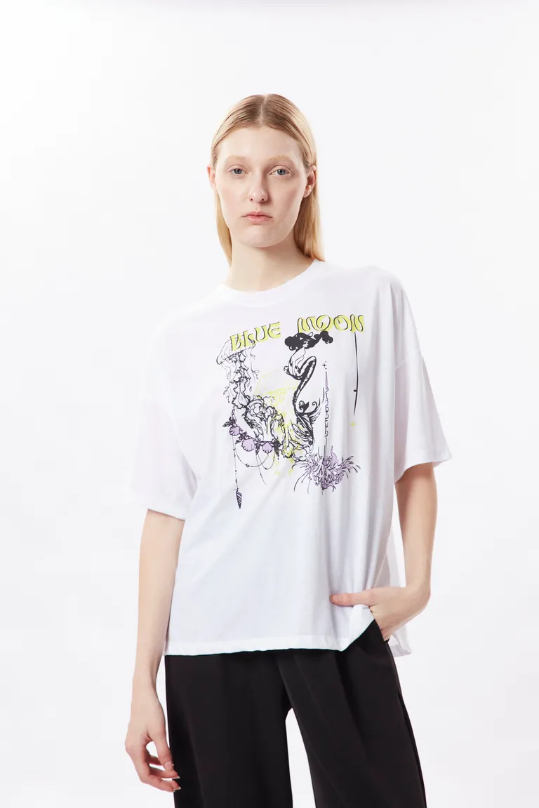 Remera blanca con estampa central, una opción cómoda y estilizada para cualquier ocasión de Naíma en Remeras para argentina