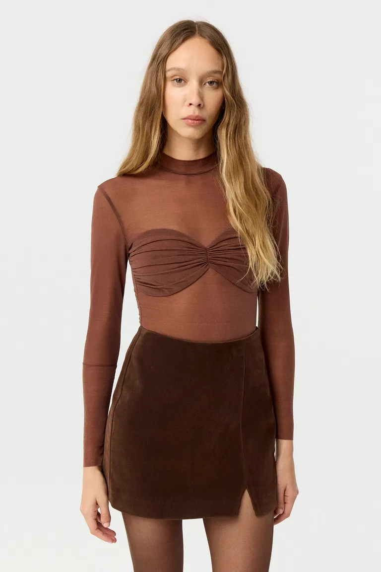 Top de organza con mangas largas, cuello semipolera y detalle drapeado en el busto de Markova en Tops para argentina