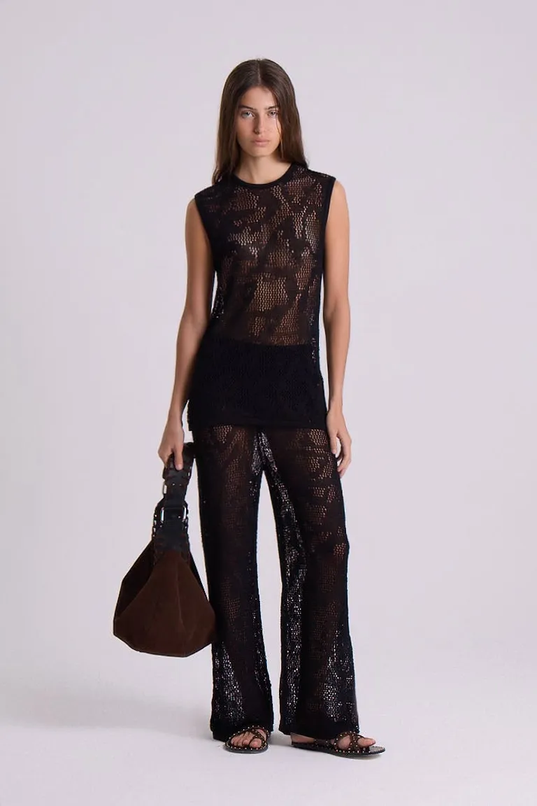 Top de diseño calado en negro, con silueta elegante y moderna de Maria Cher en Tops para argentina