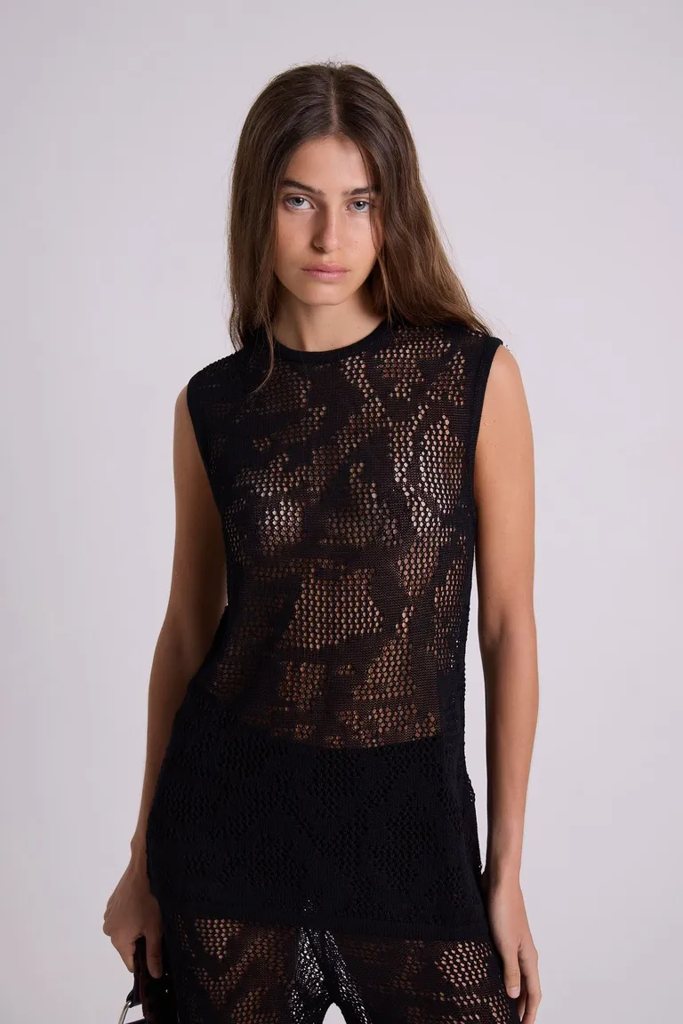 Top de diseño calado en negro, con silueta elegante y moderna de Maria Cher en Tops para argentina