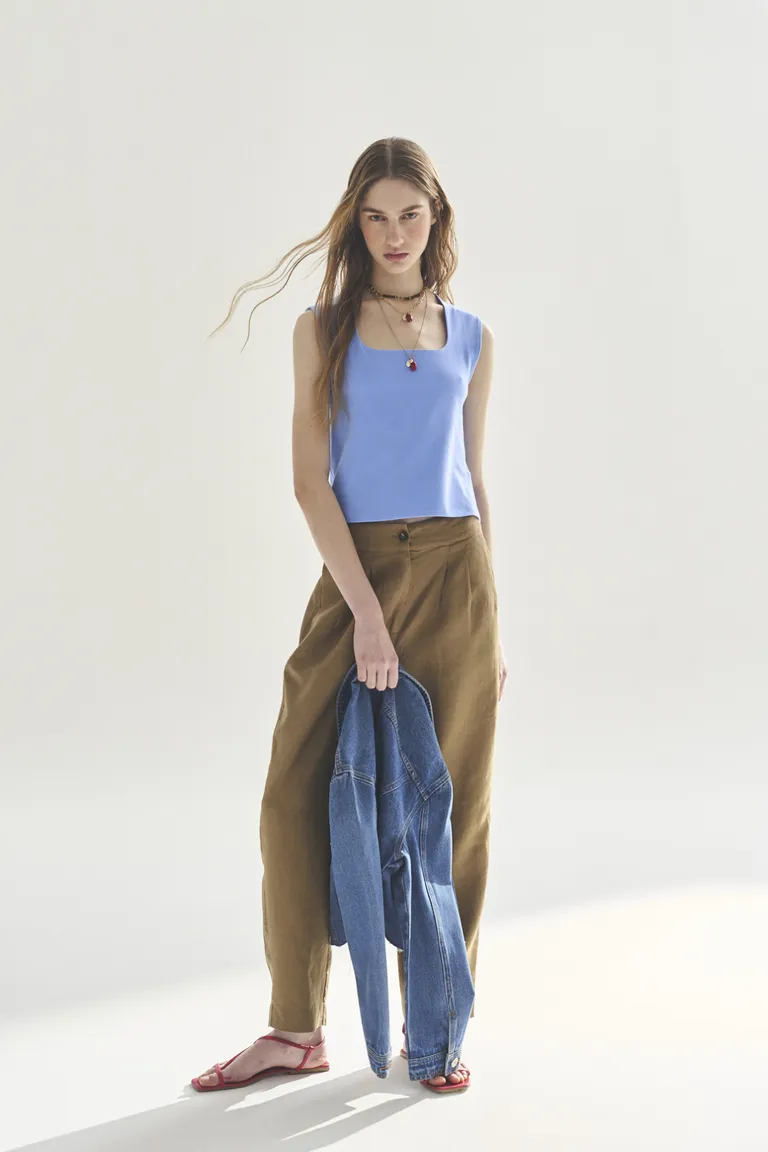 Top azul de diseño fresco y atemporal para un estilo femenino y urbano de Akiabara en Tops para argentina