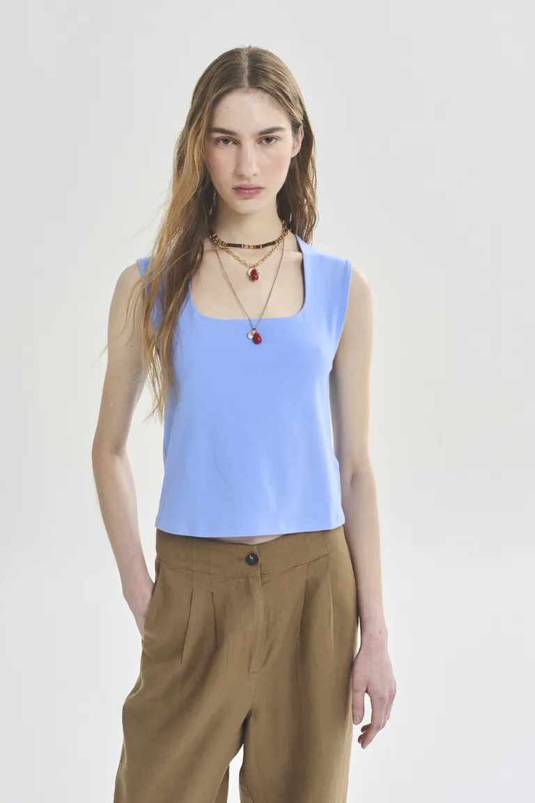 Top azul de diseño fresco y atemporal para un estilo femenino y urbano de Akiabara en Tops para argentina