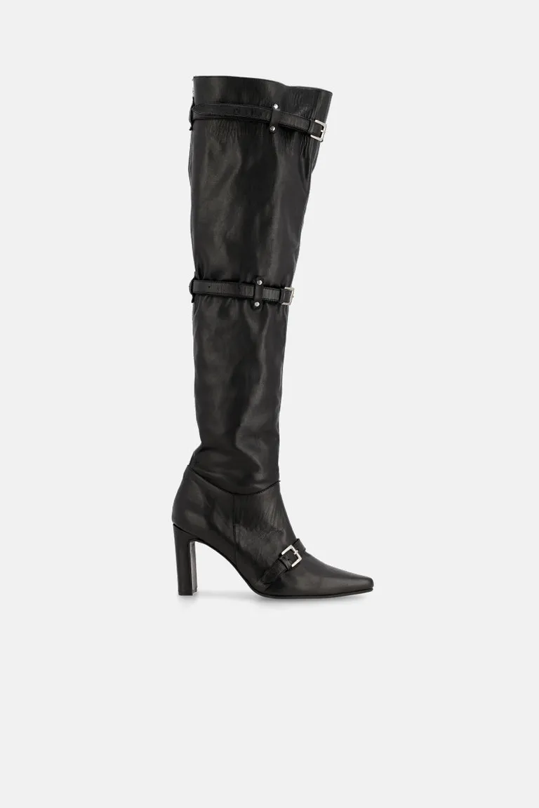 Botas altas de cuero negro con detalles de hebillas y cintas para un look sofisticado de Justaosadia en Botas y Botinetas para argentina