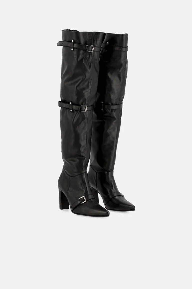 Botas altas de cuero negro con detalles de hebillas y cintas para un look sofisticado de Justaosadia en Botas y Botinetas para argentina