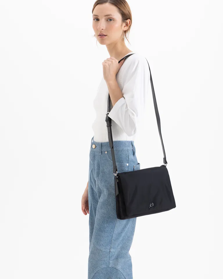 Cartera con solapa, correa ajustable y doble compartimento interno con bolsillo posterior de fácil acceso de Jazmin Chebar en Bolsos y Carteras para argentina