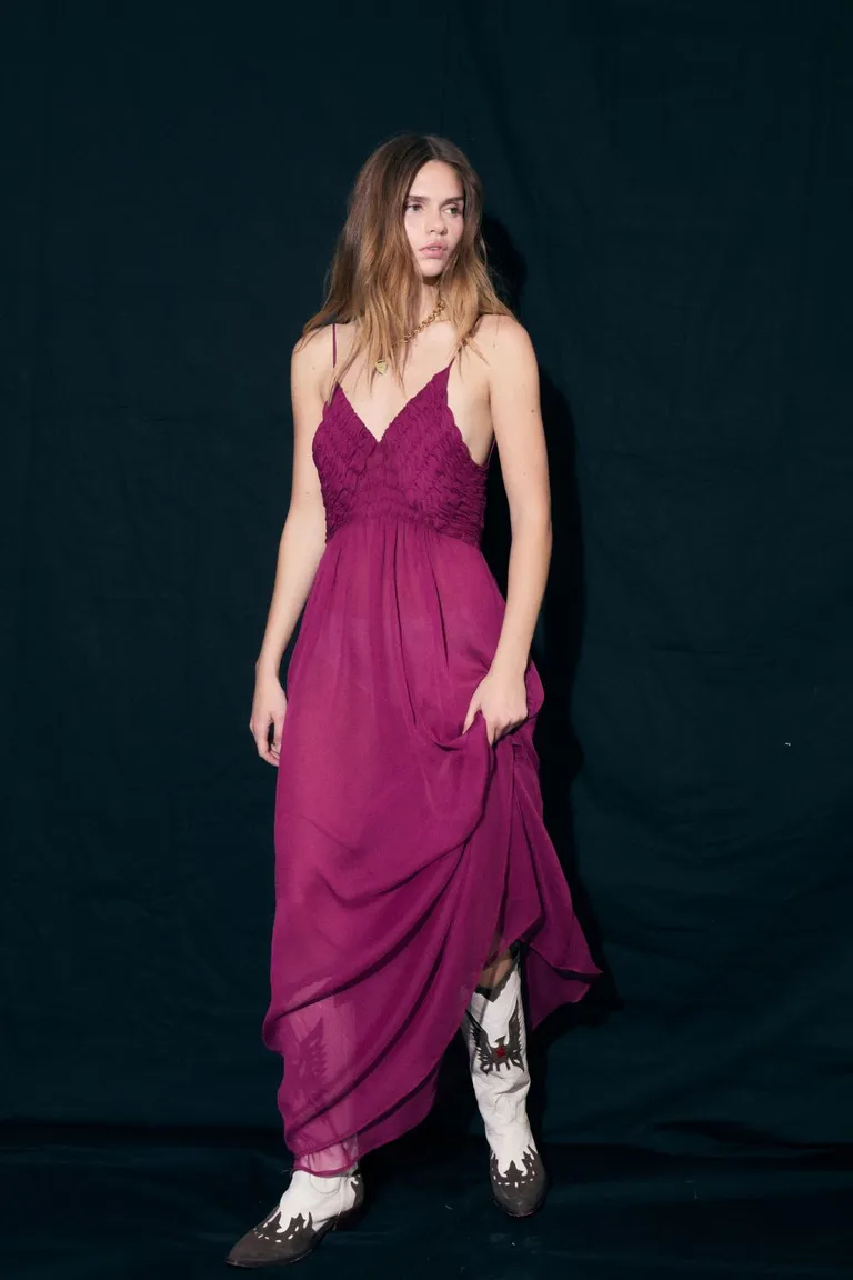 Vestido rojo de diseño envolvente y sofisticado para ocasiones especiales y eventos nocturnos de Allo Martinez en Vestidos para argentina