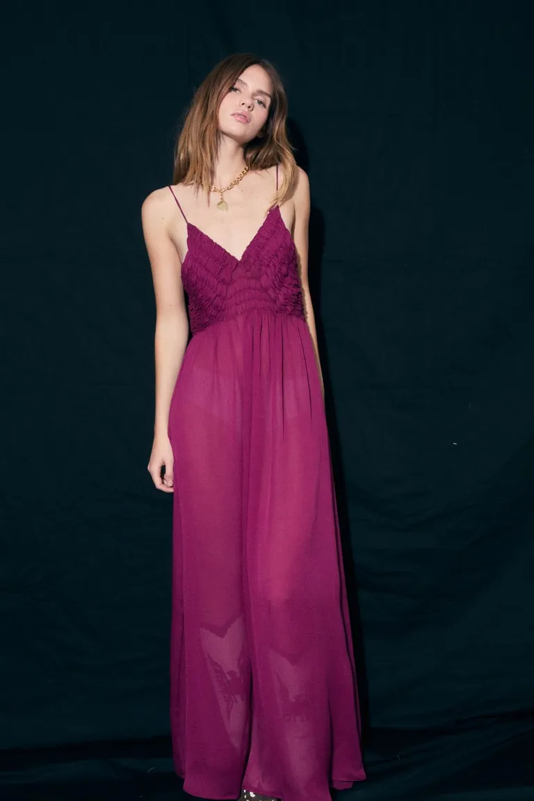 Vestido rojo de diseño envolvente y sofisticado para ocasiones especiales y eventos nocturnos de Allo Martinez en Vestidos para argentina