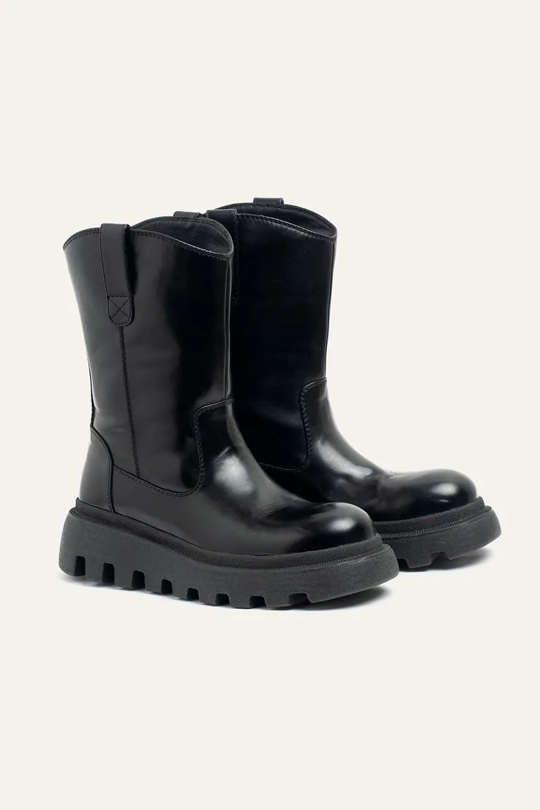 Botas de caña media con suela track y diseño robusto de 47 Street en Botas y Botinetas para argentina