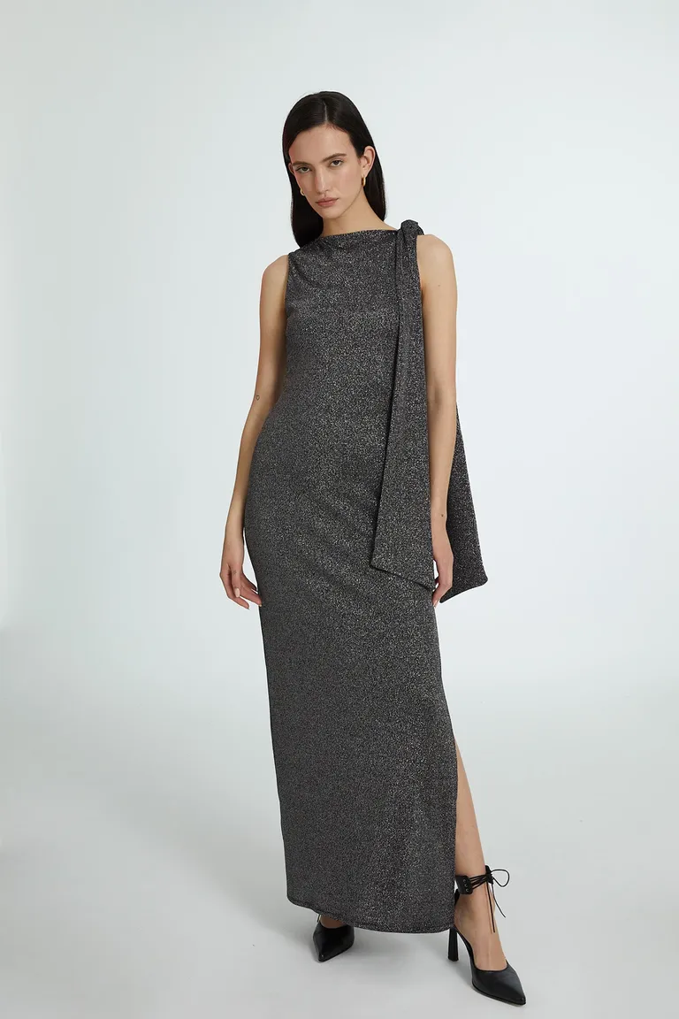 Elegante vestido de lurex negro con cuello alto y tajo lateral de Naíma en Vestidos para argentina