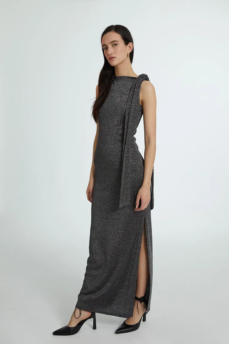 Elegante vestido de lurex negro con cuello alto y tajo lateral de Naíma en Vestidos para argentina