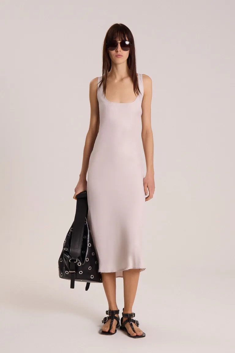 Vestido midi de cupro en color plata con escote redondeado y diseño fluido de Maria Cher en Vestidos para argentina