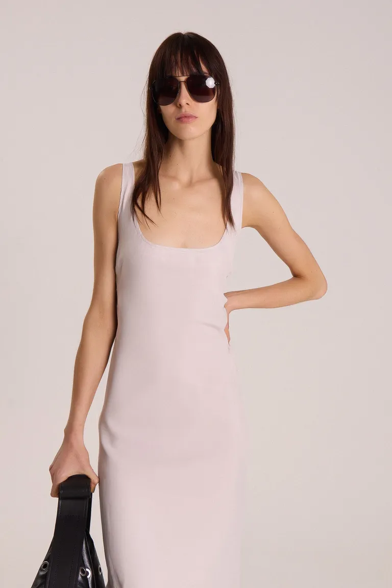 Vestido midi de cupro en color plata con escote redondeado y diseño fluido de Maria Cher en Vestidos para argentina