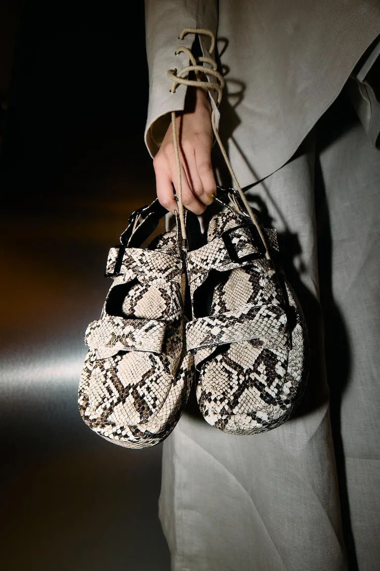 Sandalias de plataforma con estampado de piel de serpiente, diseño chunky y elegante de Mishka en Sandalias para argentina