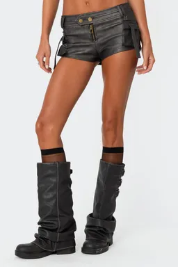 Short cargo micro efecto cuero de Edikted en Shorts para argentina