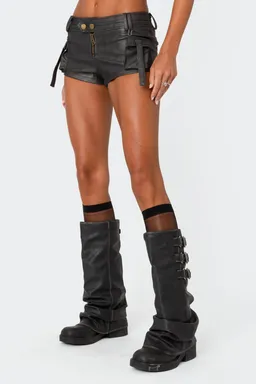 Short cargo micro efecto cuero de Edikted en Shorts para argentina