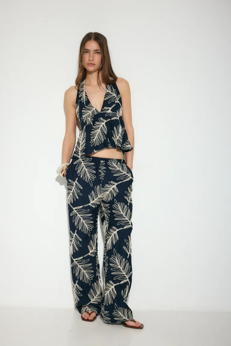 Pantalón Ludvika bordado en estampado de hojas, de corte recto y tiro bajo de Audaz en Pantalones para argentina