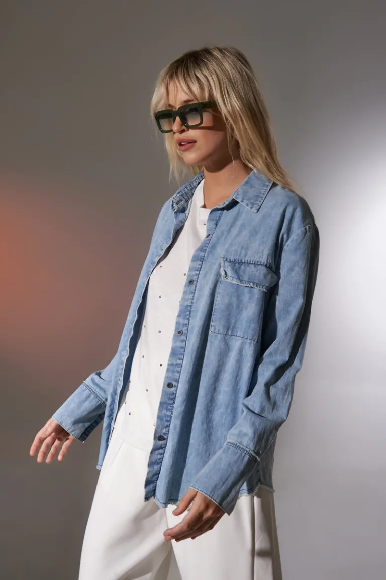 Camisa carpenter de mujer en tonos azules, de diseño versátil y práctico de Apricot en Camisas para argentina