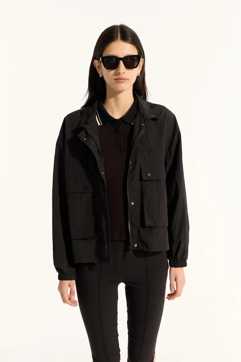 Piloto de calce holgado con capucha incorporada, tela liviana y repelente al agua de Portsaid en Chaquetas para argentina