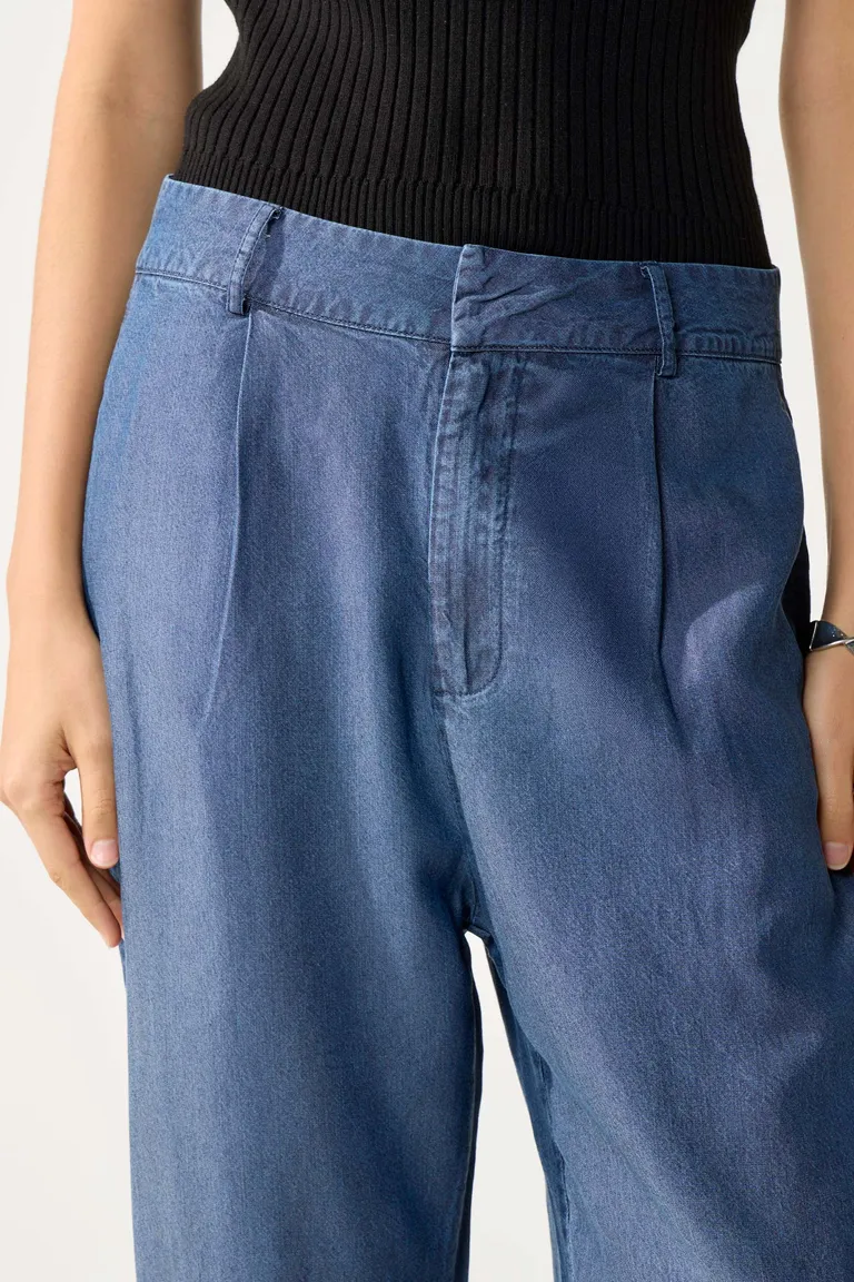 Pantalón recto de liocel con cintura con presillas y bolsillos laterales de Cuesta Blanca en Pantalones para argentina