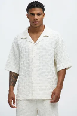 Camisa cuello cubano texturizada criss de Fashion Nova en Camisas para argentina
