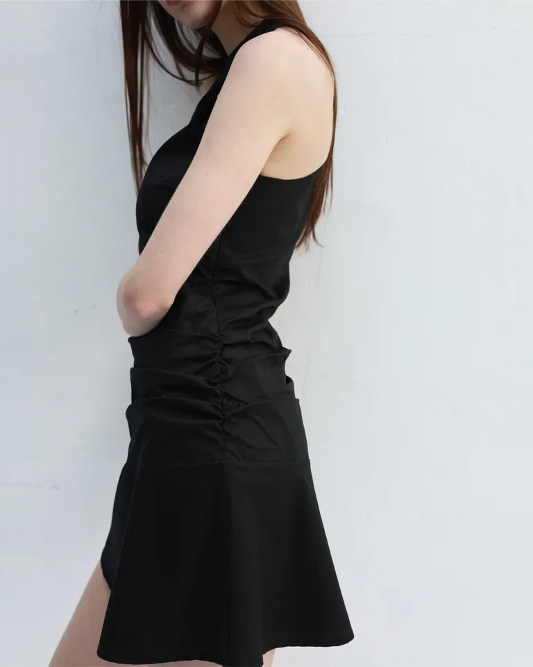 Vestido corto negro sin mangas con falda asimétrica y detalles de frunces de Ay Not Dead en Vestidos para argentina