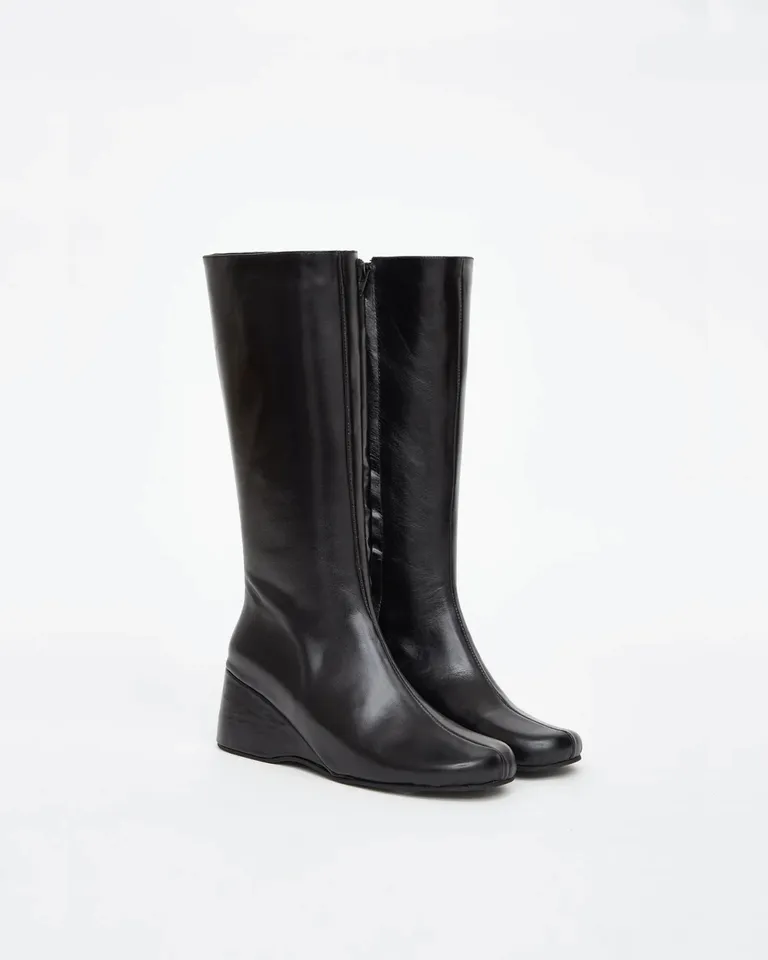 Botas de cuero brillante y taco chino con cierre interno de Ay Not Dead en Botas y Botinetas para argentina