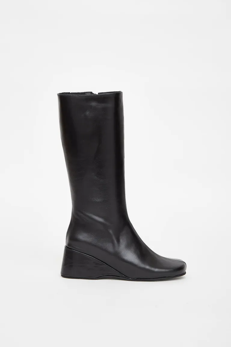 Botas de cuero brillante y taco chino con cierre interno de Ay Not Dead en Botas y Botinetas para argentina