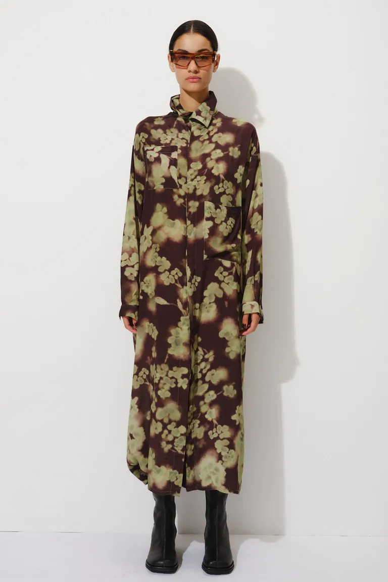 Vestido largo estilo camisero con cuello alto, mangas largas y bolsillos frontales con diseño estampado de Mishka en Vestidos para argentina